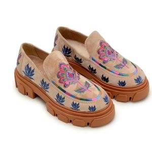 NWT FARM RIO Beige Velvet Embroidered Lug Sole Slip On Loafer Size 7-7.5.